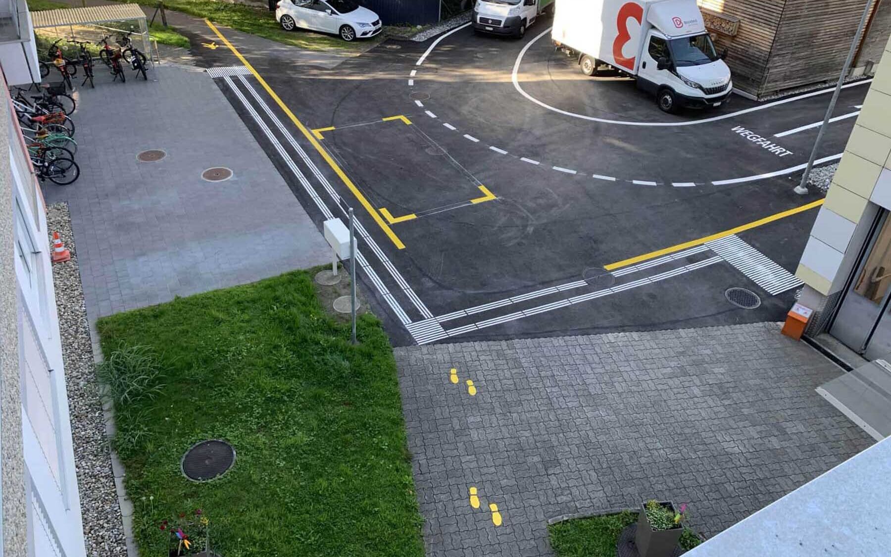 10 Klare Signaletik fuer Fahrzeuge Fussgaenger
