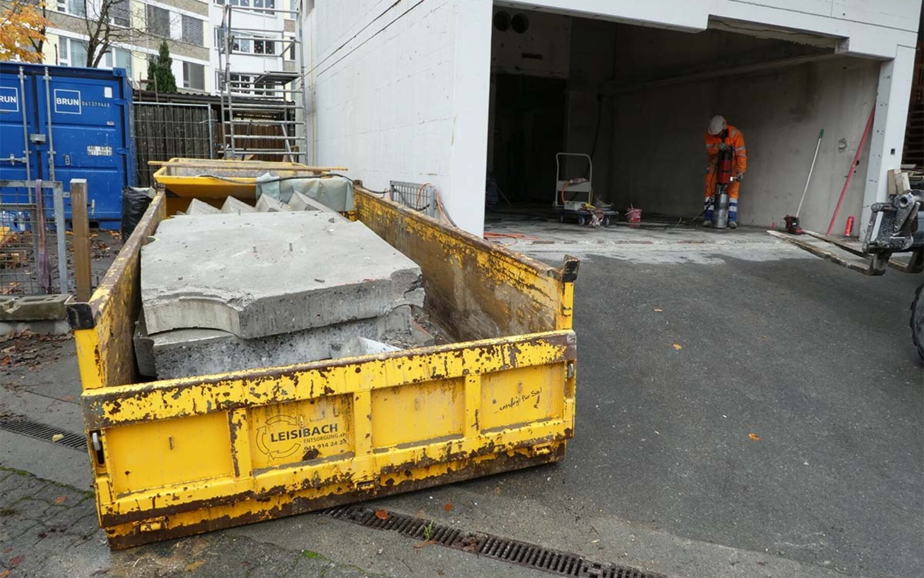 2 Der Zwischenboden der Quartierzentrale wird rueckgebaut