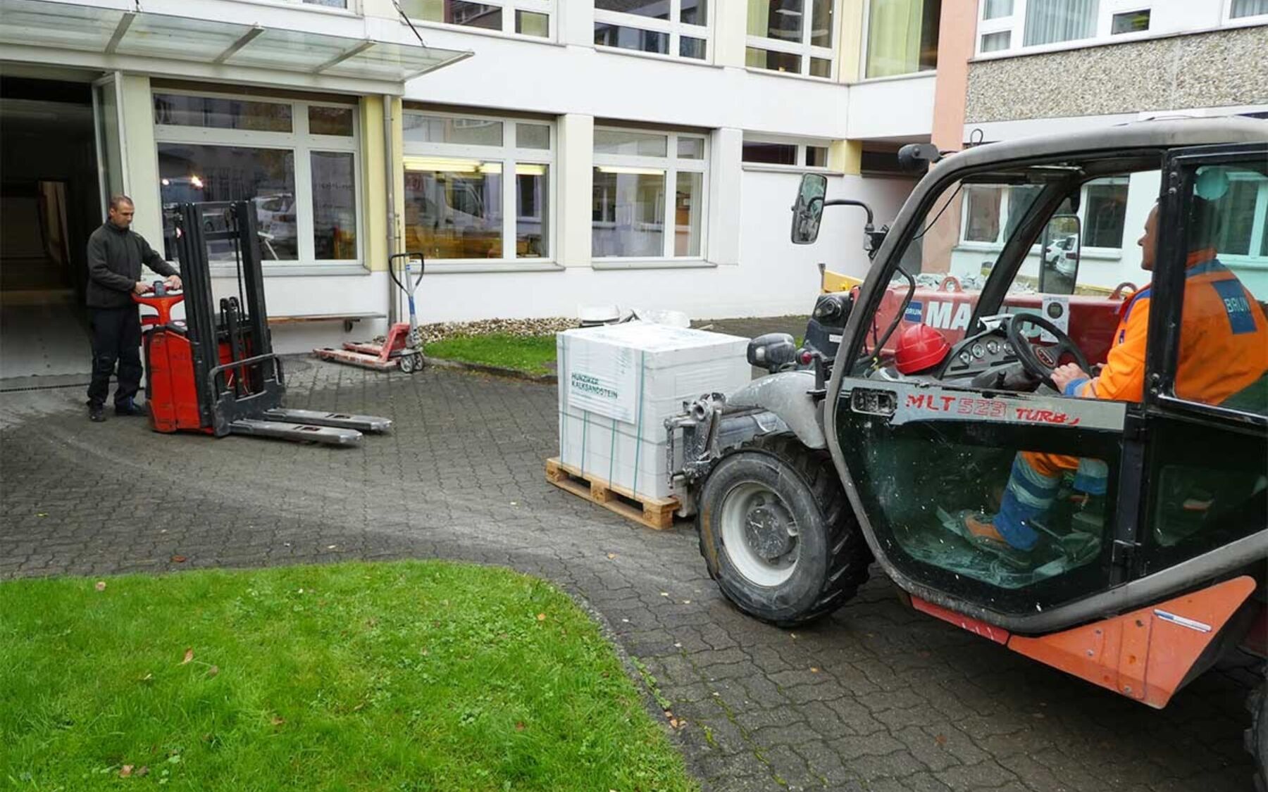 2 Die Kalksandsteine werden angeliefert