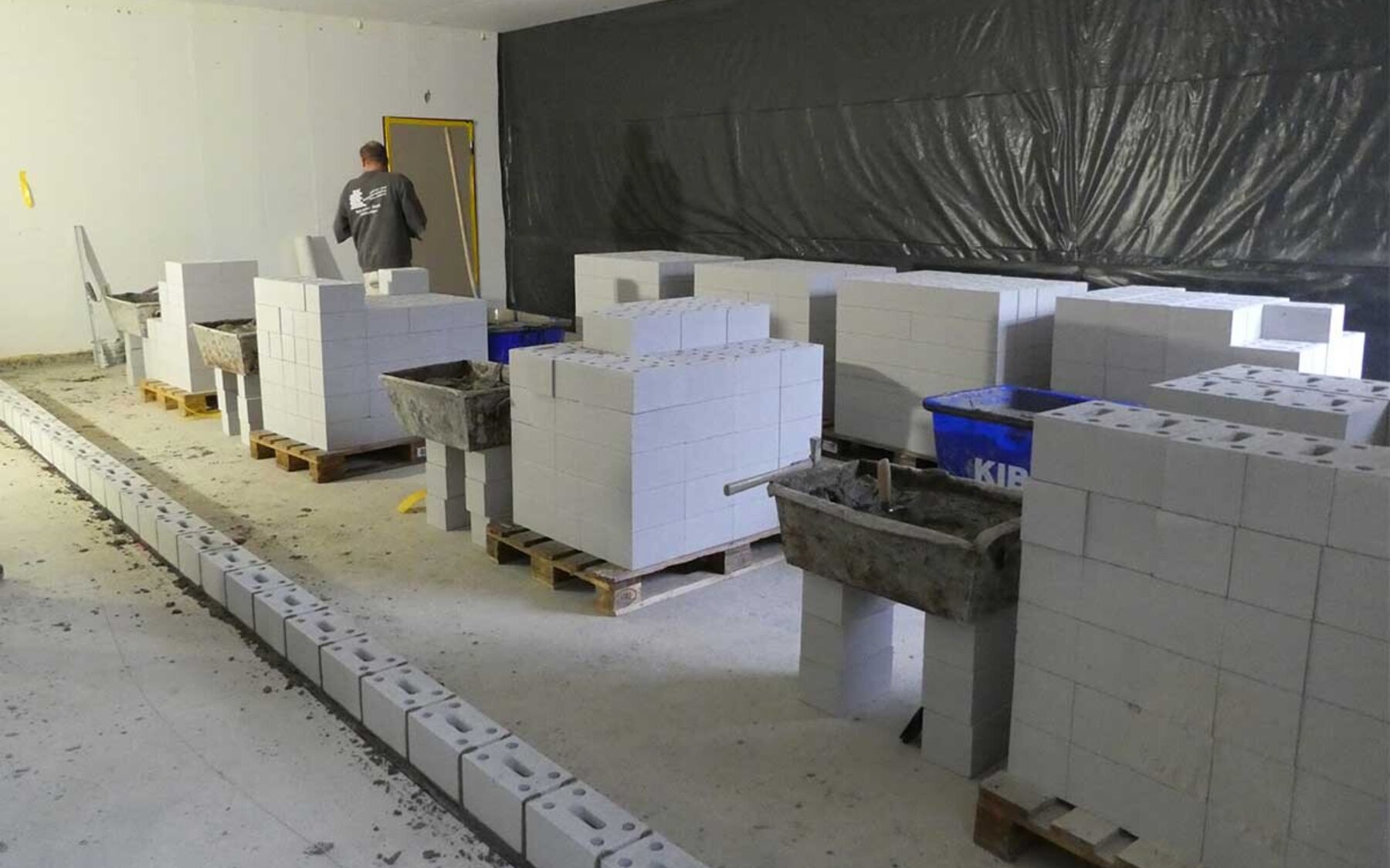 2 Die neuen Mauern fuer die Technikzentrale werden eingebaut